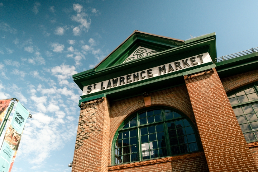 https://res.cloudinary.com/see-sight-tours/image/upload/v1581438669/st-lawrence-market-toronto.jpg