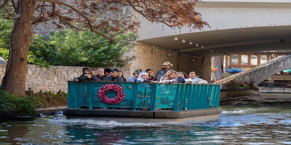 https://res.cloudinary.com/see-sight-tours/image/upload/v1679496164/strapi/6_Cruise_9903b2f065.jpg