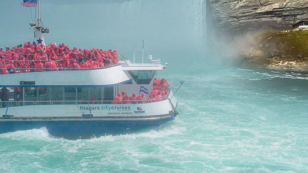 Niagara Falls Feel the Mist Small Group Walking Tour image 3