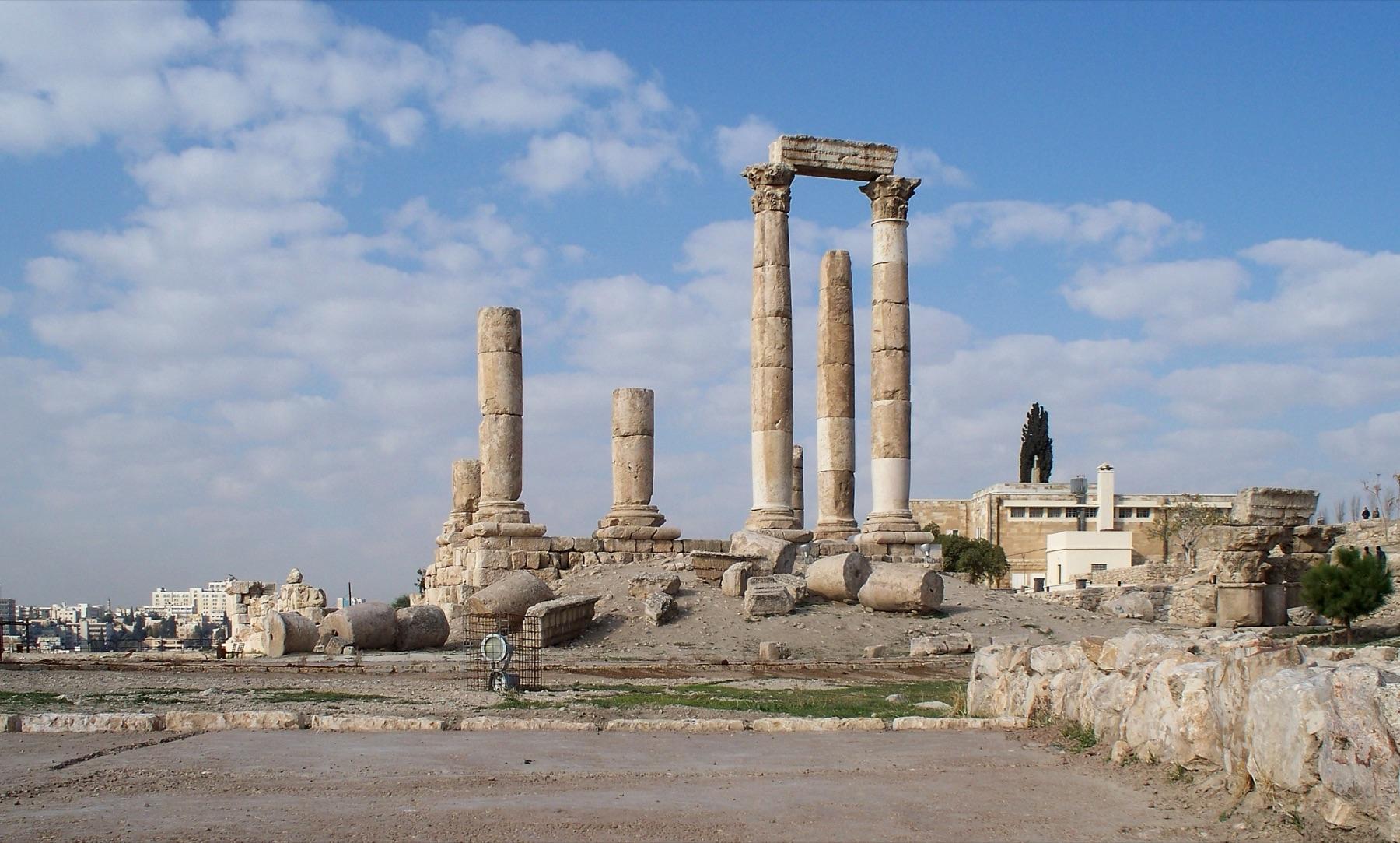 Tall Roman columns of the Temple of Hercules on the Amman Citadel under a cloudy sky