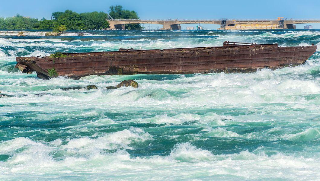 Niagara-Falls-Old-Scow.jpg
