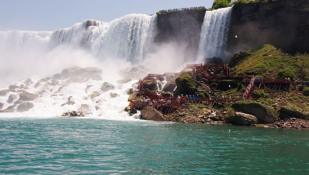 Niagara-Falls-Cave-of-the-Winds.jpg