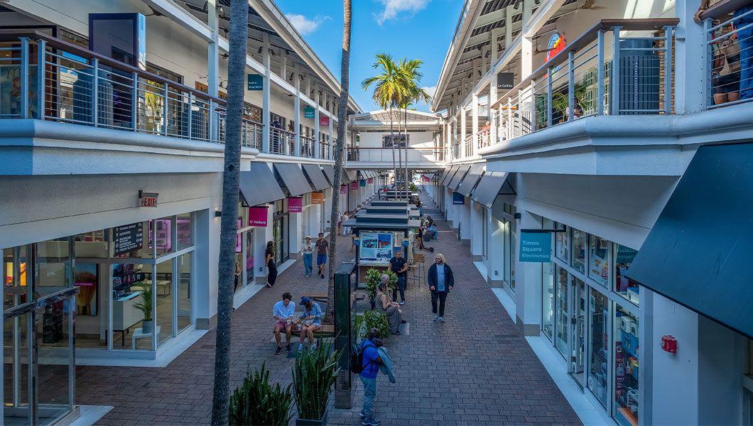 The-Bayside-Marketplace-in-Miami-on-a-sunny-summer-day.jpg