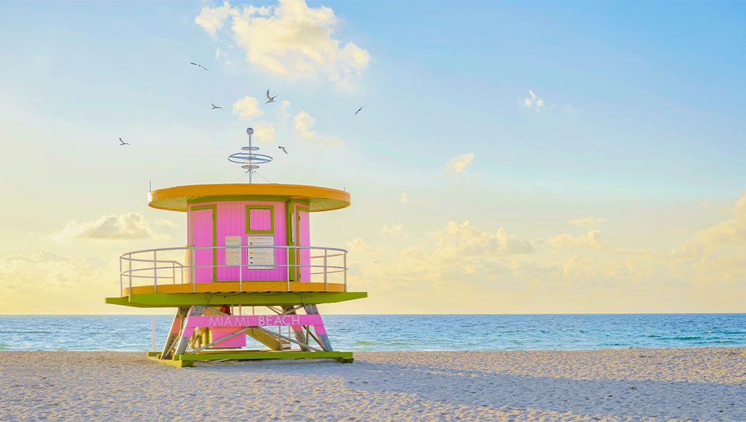 Lifeguard-hut-on-the-South-Beach-in-Miami-Florida.jpg