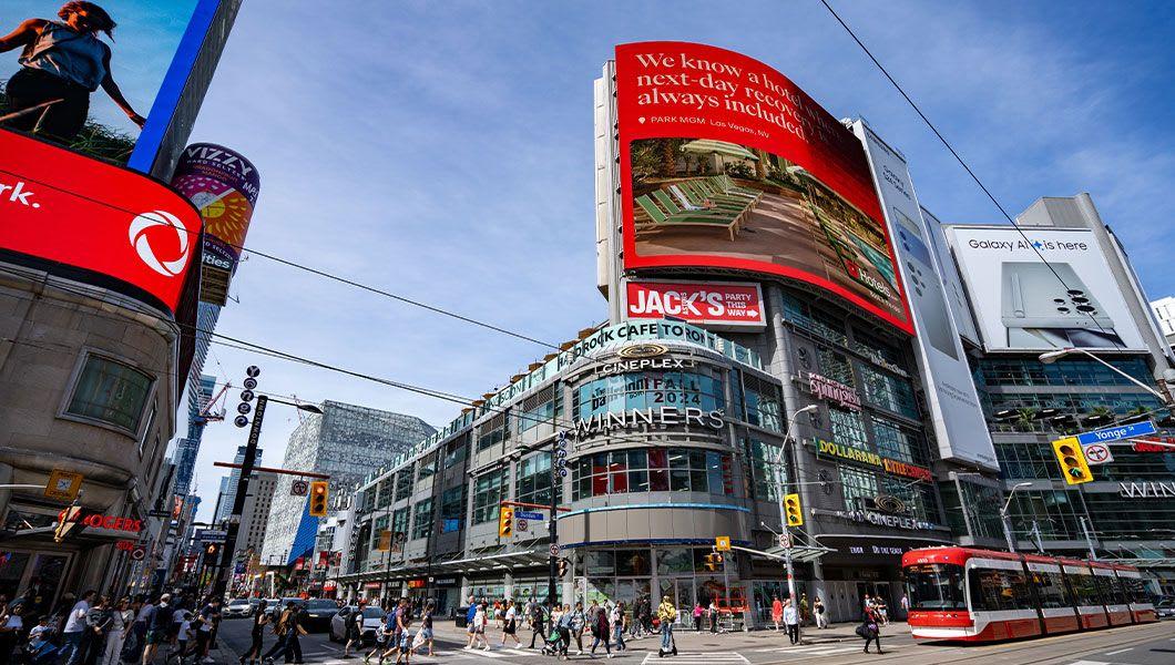 Dundas-Square-Canada-Torronto.jpg