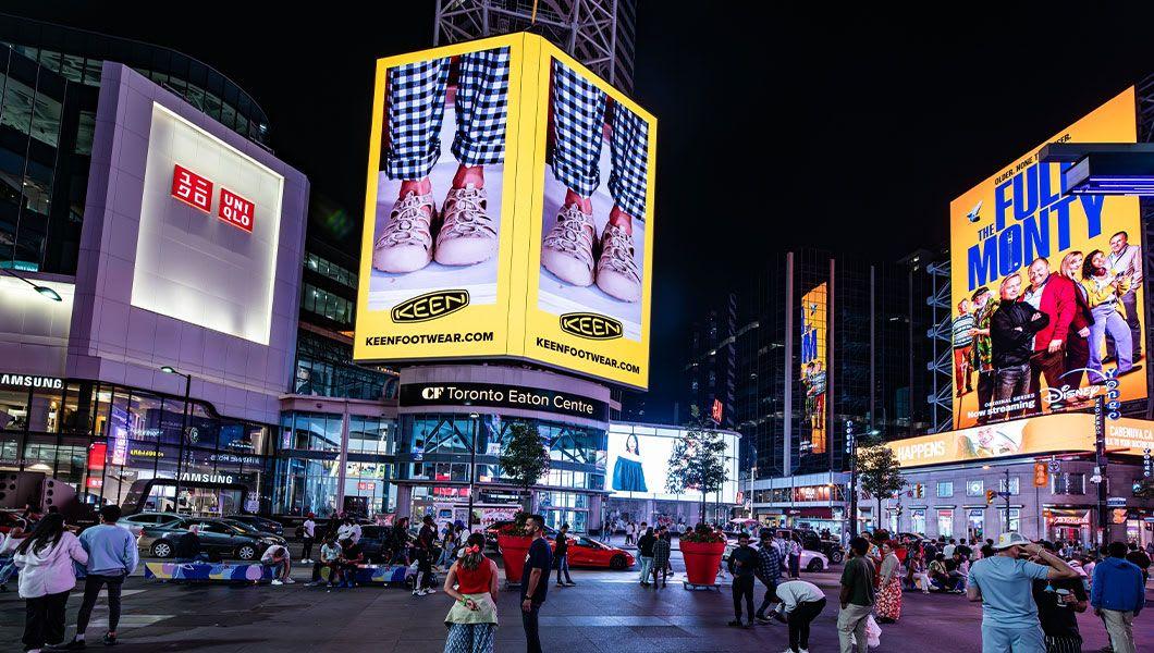 Dundas-Square-Torronto.jpg