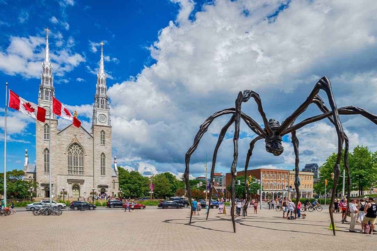 The Maman Statue Foto 4