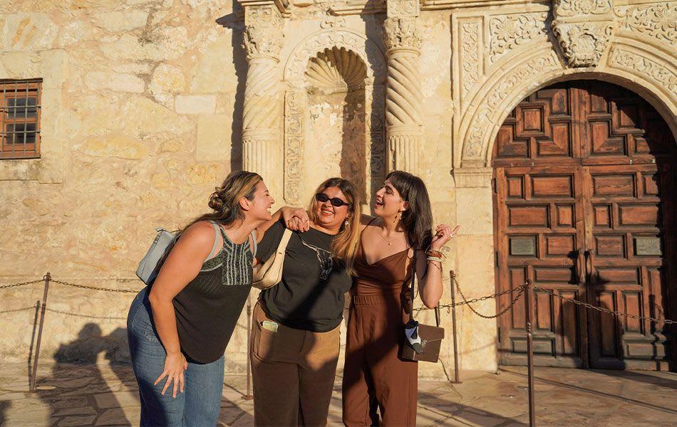 San Antonio Small Group Walking Tour with Riverwalk Boat Cruise