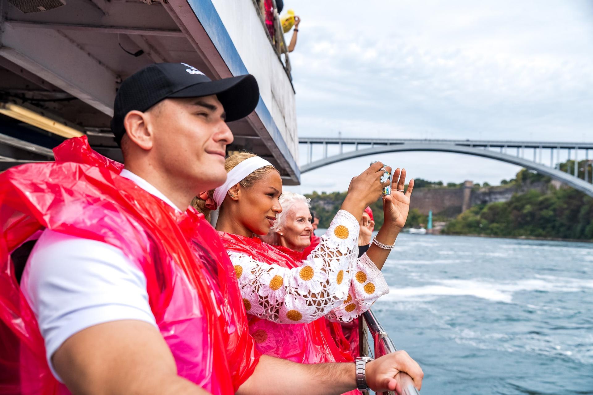 From USA - Niagara Falls Feel the Mist Small Group Walking Tour