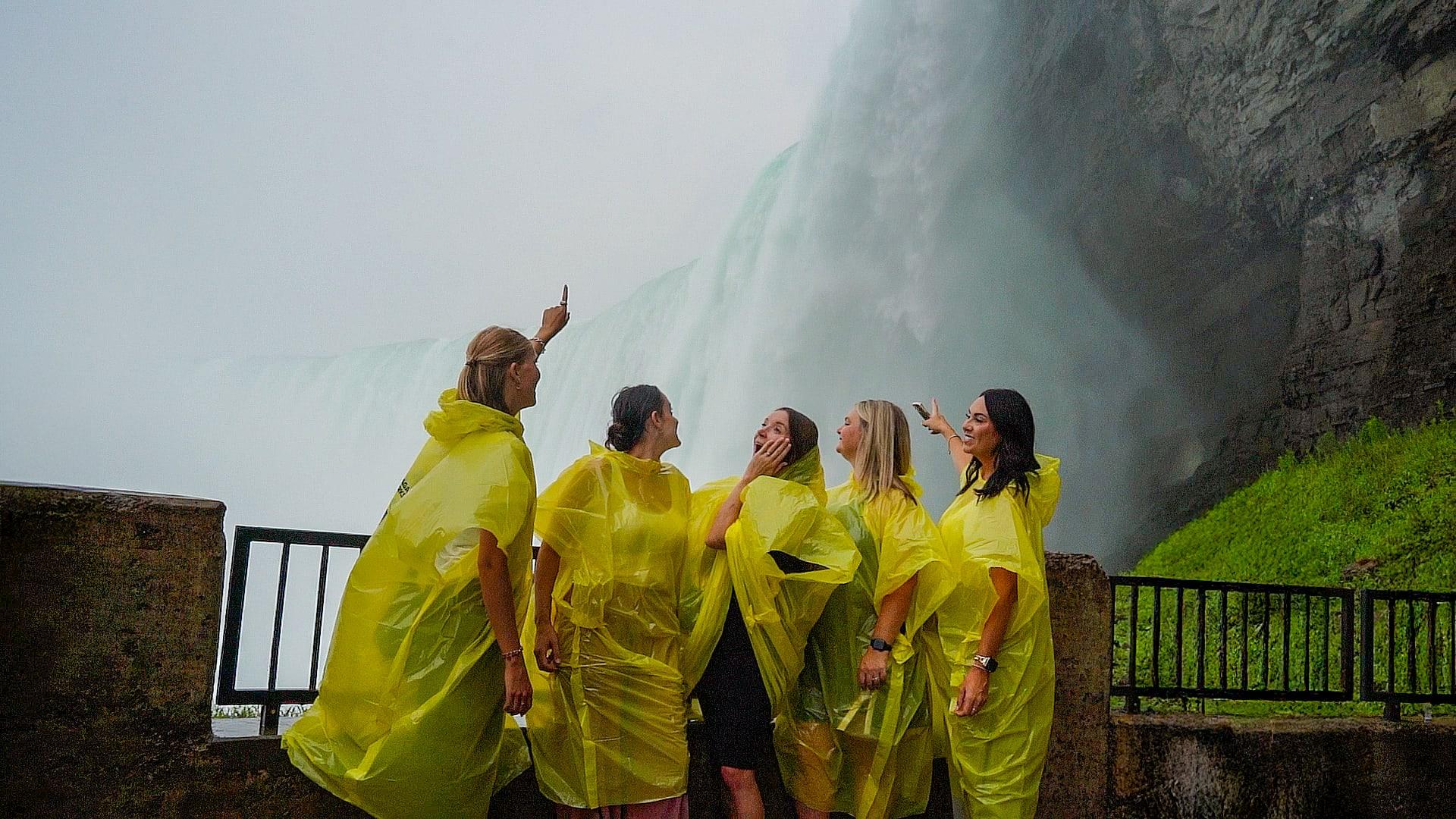 Niagara Falls Night Walking Tour with Journey & Fireworks