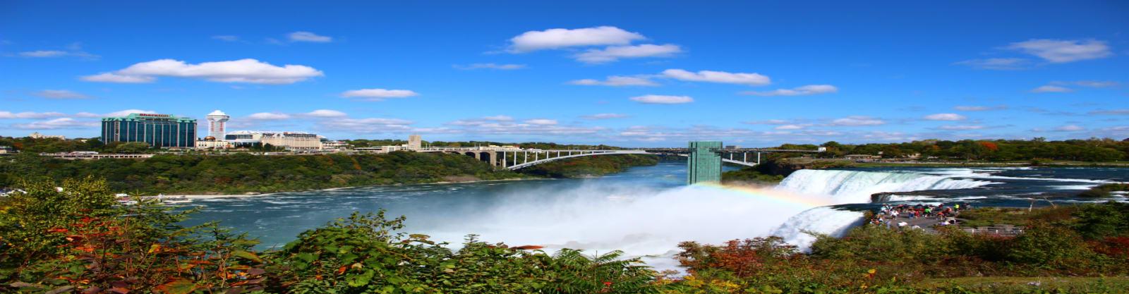 American Falls y el Rainbow Bridge en Niagara Falls