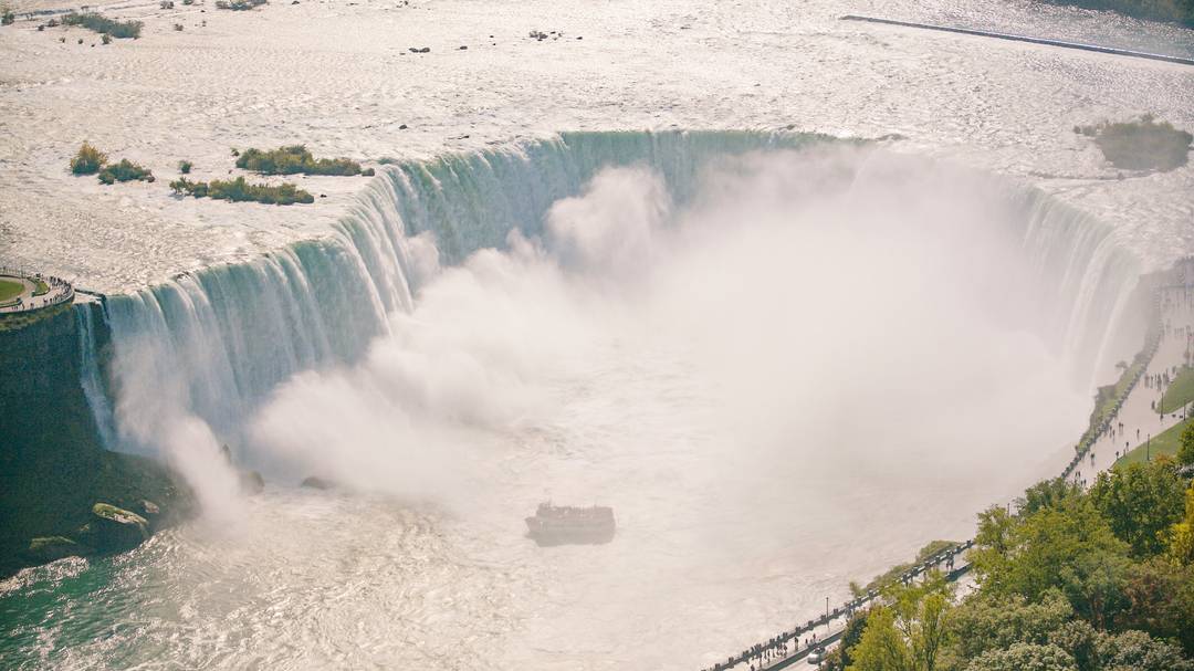 https://res.cloudinary.com/see-sight-tours/image/upload/v1581439817/Boat-in-the-mist-Niagara-Falls.jpg