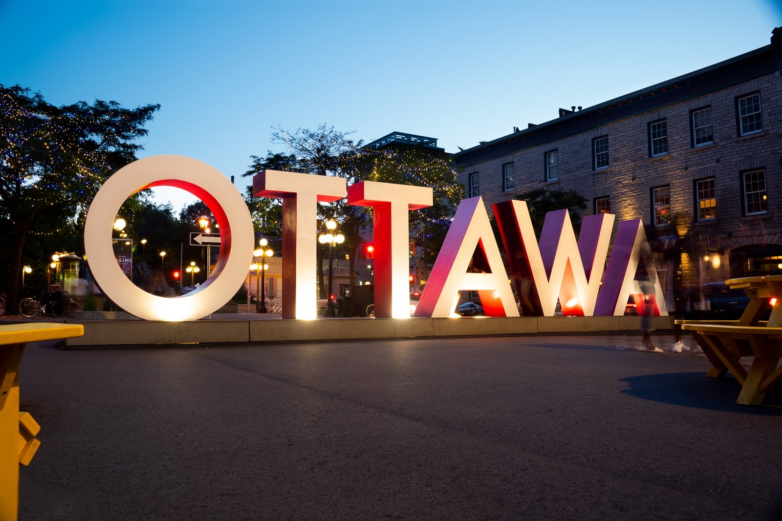 https://res.cloudinary.com/see-sight-tours/image/upload/v1581441841/Ottawa-sign-byward-market-night.jpg