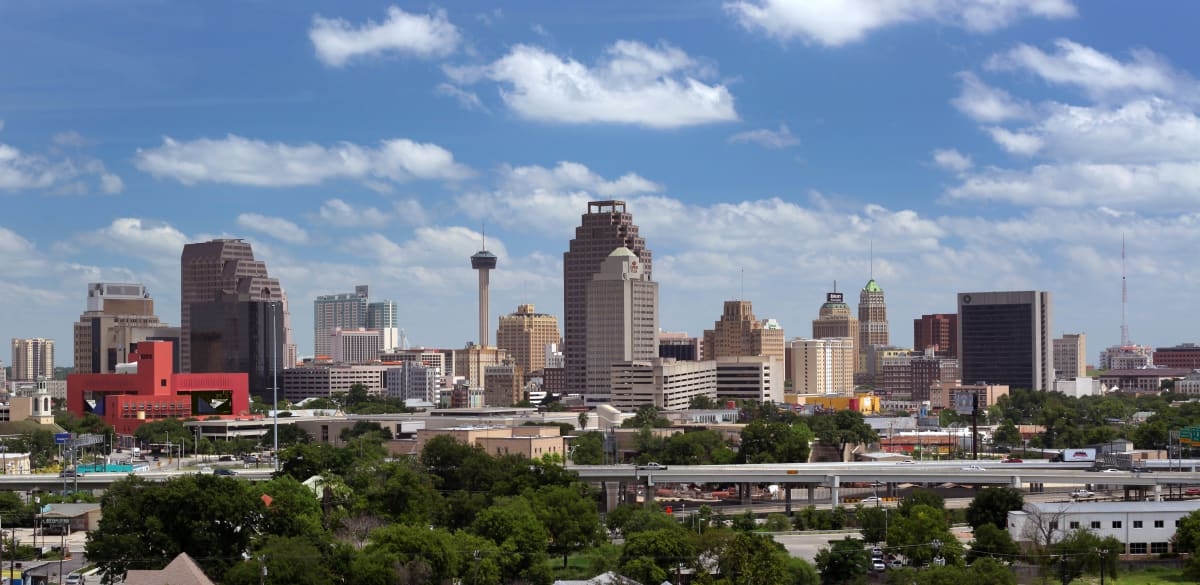 https://res.cloudinary.com/see-sight-tours/image/upload/v1635356569/strapi/San_Antonio_Day_Skyline_credit_visitsanantonio_08ef614e72.jpg