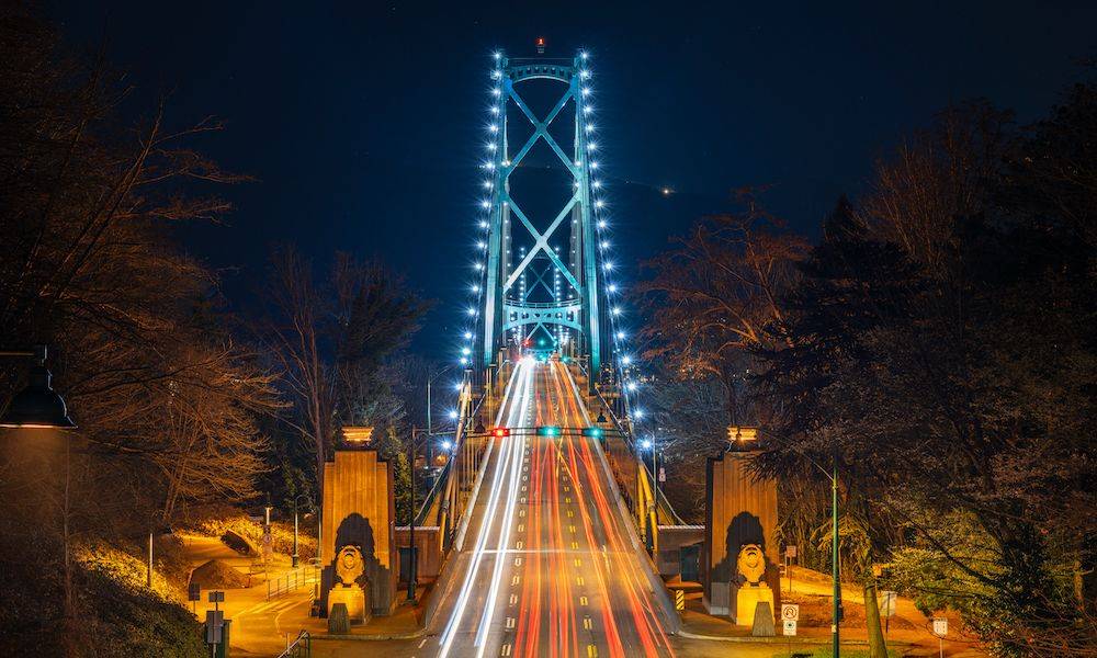 https://res.cloudinary.com/see-sight-tours/image/upload/v1673550369/strapi/9_Lions_Gate_Stanley_Park_Night_6d77d4f09a.jpg