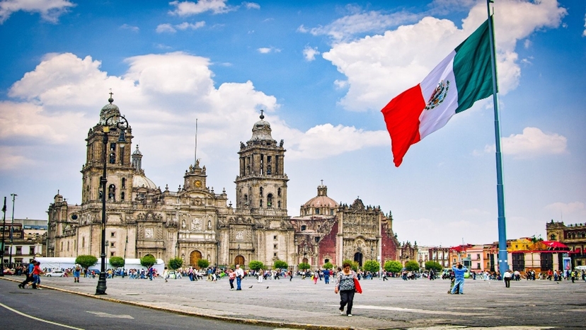https://res.cloudinary.com/see-sight-tours/image/upload/v1675795048/strapi/1_Hero_Image_Zocalo_Plaza_3a431e6100.jpg