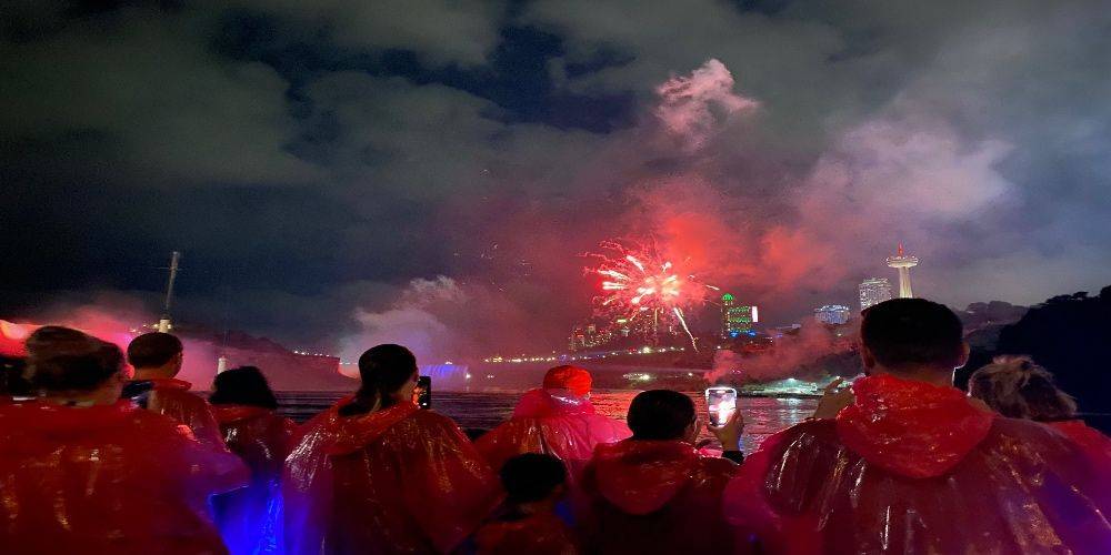 https://res.cloudinary.com/see-sight-tours/image/upload/v1678210196/strapi/6_Hornblower_Fireworks_Cruise_c55aa851fd.jpg