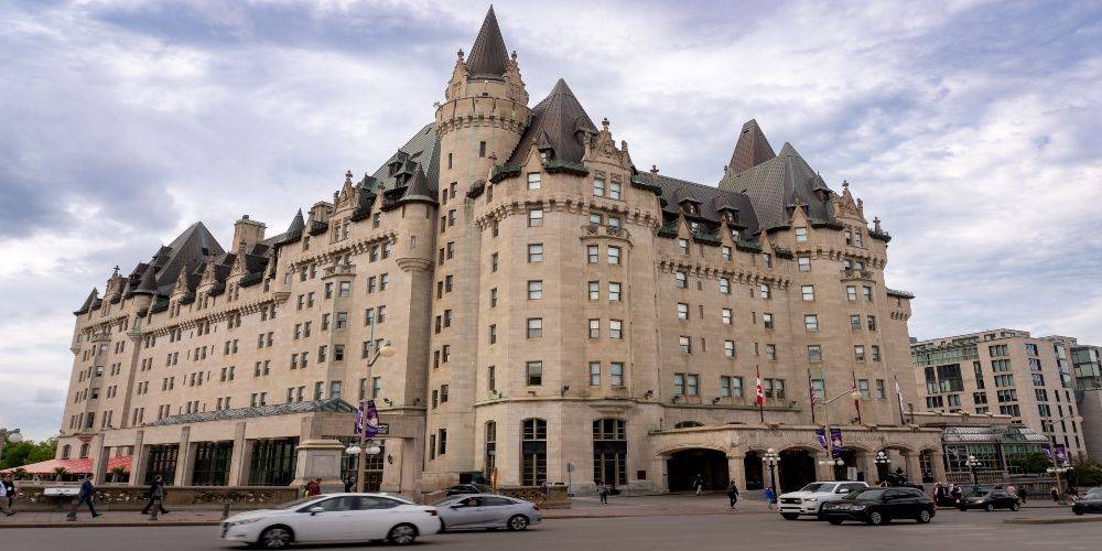 https://res.cloudinary.com/see-sight-tours/image/upload/v1679601777/strapi/7_Fairmont_Chateau_Laurier_703a9cd5ff.jpg