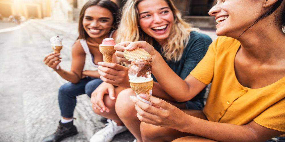 https://res.cloudinary.com/see-sight-tours/image/upload/v1679670905/strapi/11_Guests_Eating_Icecream_6a4574abee.jpg