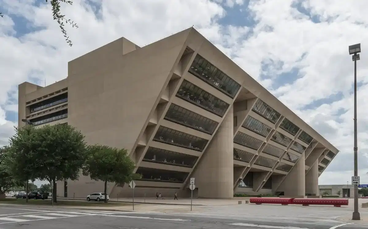 Dallas City Hall.jpg