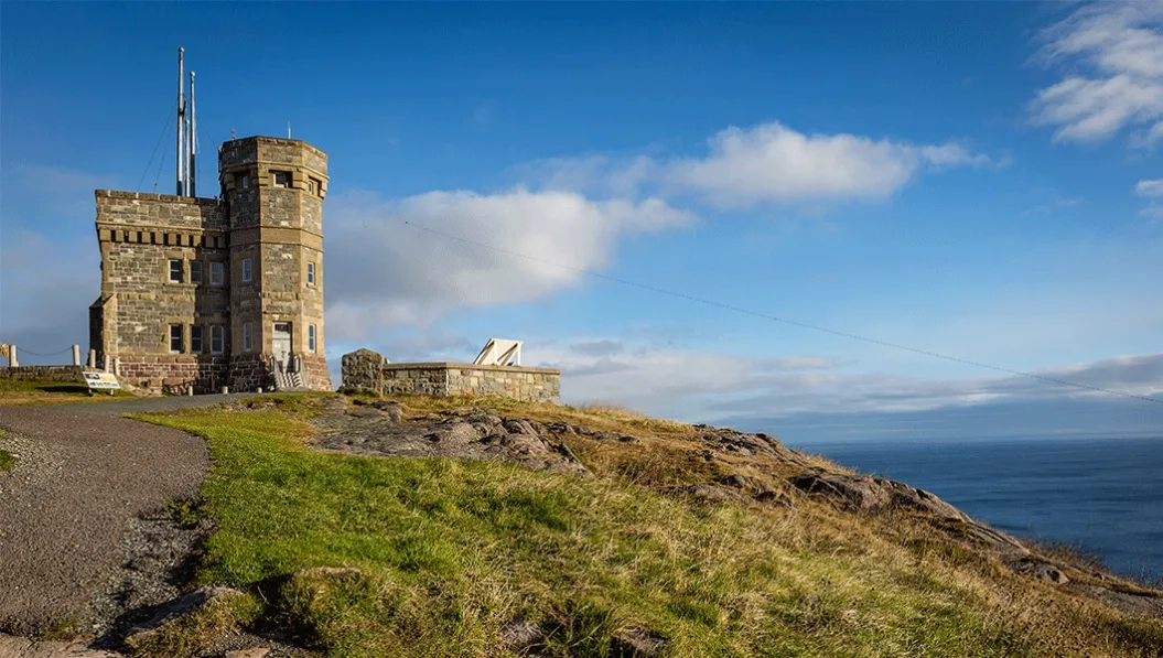 https://res.cloudinary.com/see-sight-tours/image/upload/v1738667416/strapi/Cabot_Tower_St_Johns_Newfoundland_e28c1abaaa.webp