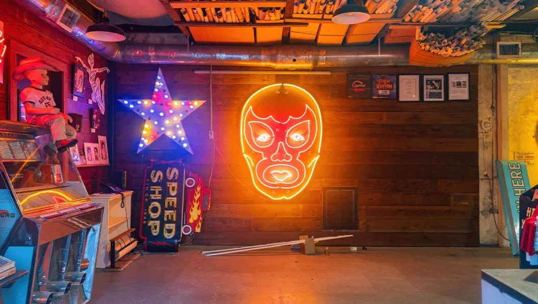 https://res.cloudinary.com/see-sight-tours/image/upload/v1739859753/strapi/Greetings_from_Austin_Mural1_11ffa6008d.webp