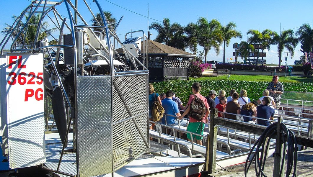 https://res.cloudinary.com/see-sight-tours/image/upload/v1744951398/strapi/Tourists_boarding_an_airboat_in_the_Everglades_Safari_Park_near_Miami_7ee81fcafb.jpg