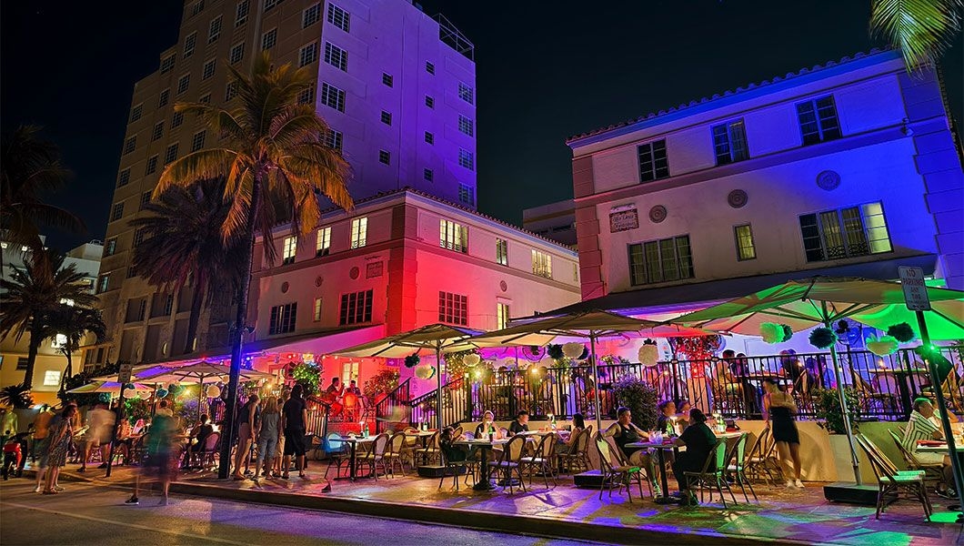 https://res.cloudinary.com/see-sight-tours/image/upload/v1744957204/strapi/Art_Deco_buildings_lit_up_at_night_on_Ocean_Drive_in_South_Beach_98dfc12145.jpg