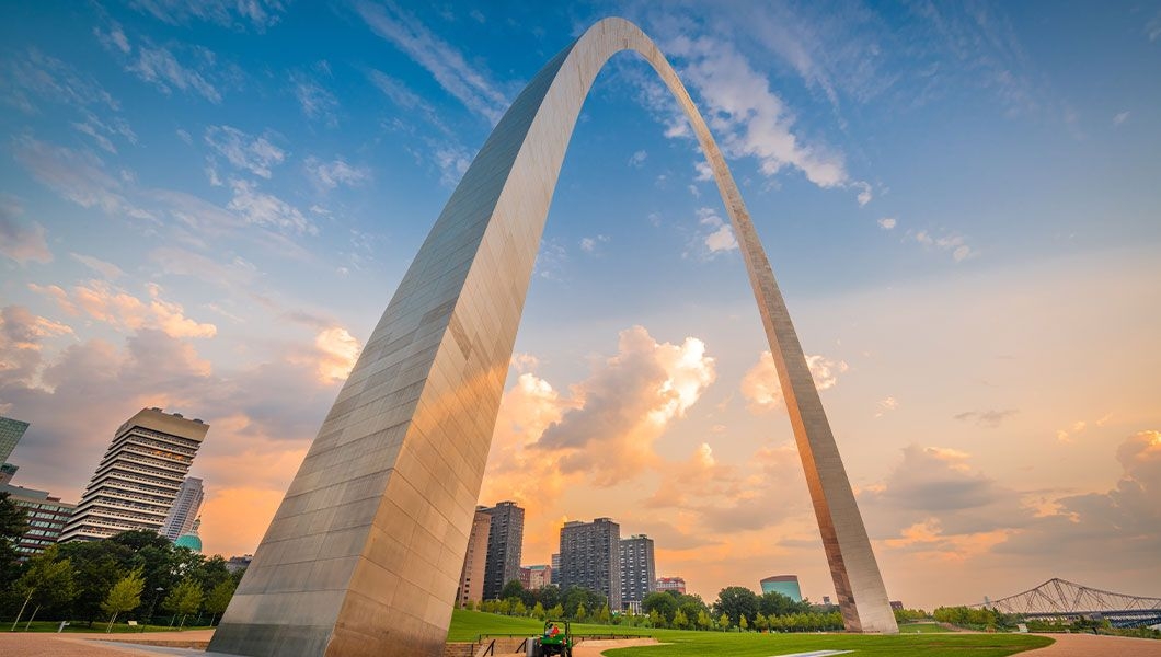https://res.cloudinary.com/see-sight-tours/image/upload/v1745233724/strapi/Downtown_St_Louis_Missouri_USA_viewed_from_below_the_arch_b0abb329ee.jpg