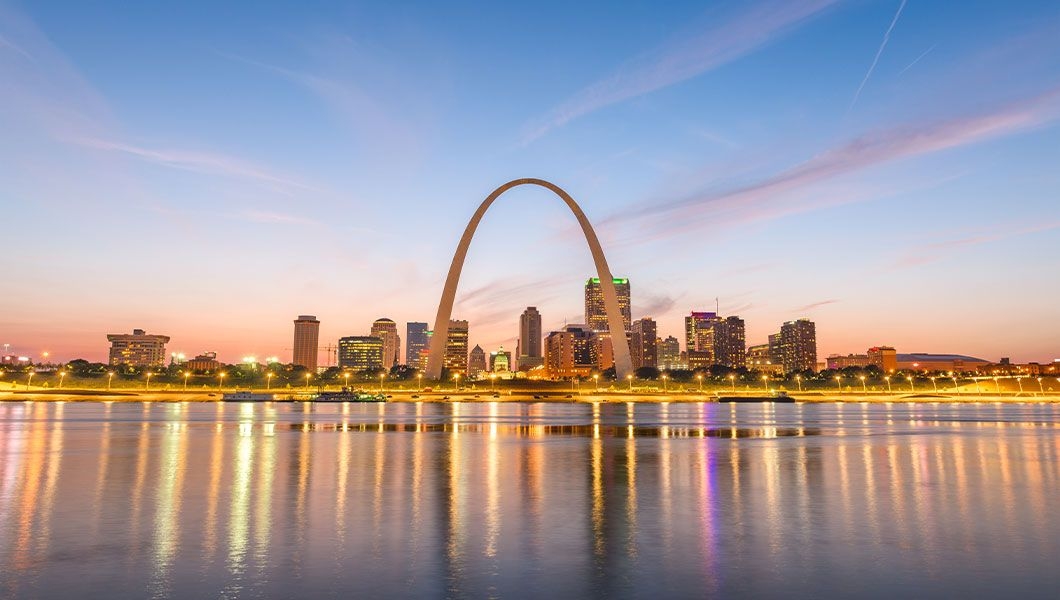 https://res.cloudinary.com/see-sight-tours/image/upload/v1745233725/strapi/St_Louis_Missouri_USA_downtown_cityscape_with_the_arch_and_courthouse_at_dusk_f9510bbd97.jpg
