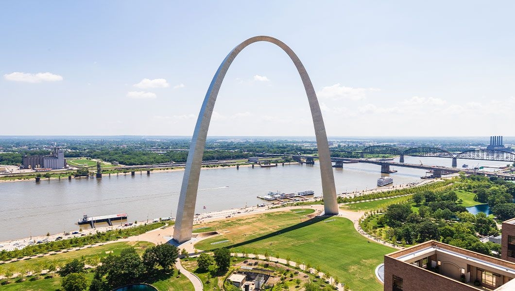 https://res.cloudinary.com/see-sight-tours/image/upload/v1745233725/strapi/The_Gateway_Arch_is_a_630_foot_monument_on_the_riverfront_of_downtown_St_Louis_c765fe9748.jpg