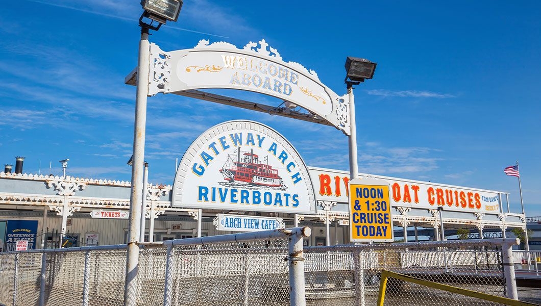 https://res.cloudinary.com/see-sight-tours/image/upload/v1745235070/strapi/Gateway_Arch_Riverboats_1_fc75990598.jpg