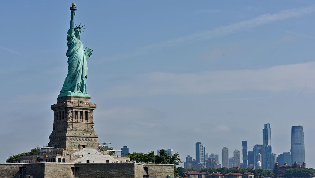 https://res.cloudinary.com/see-sight-tours/image/upload/v1745239095/strapi/Statue_of_Liberty_nyc_85d46a4453.jpg
