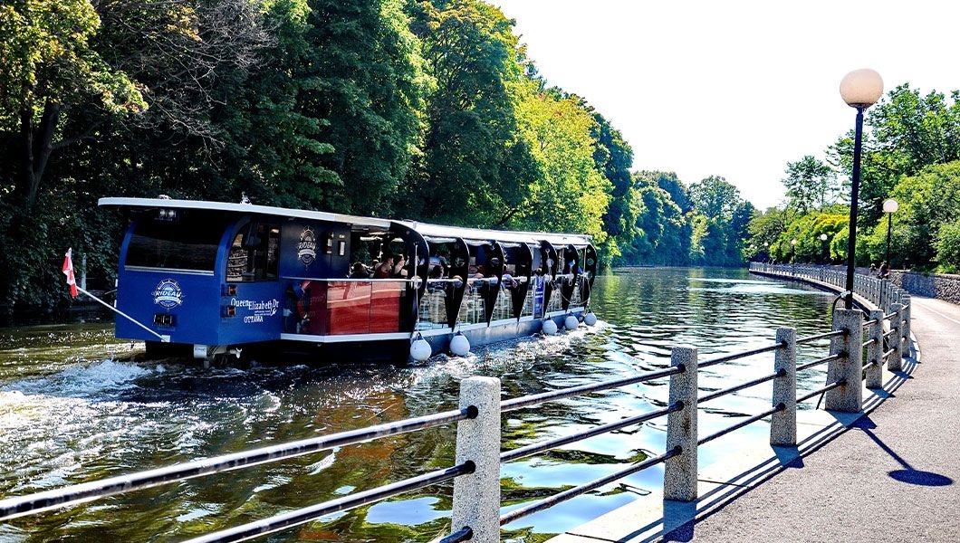 https://res.cloudinary.com/see-sight-tours/image/upload/v1745834010/strapi/Ottawa_Canada_Rideau_Canal_Cruise_cfa5820252.jpg