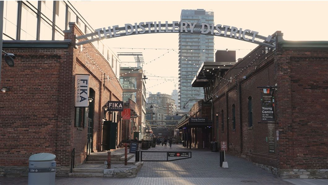 https://res.cloudinary.com/see-sight-tours/image/upload/v1745904659/strapi/Torronto_Distillery_District_071bf476a3.jpg