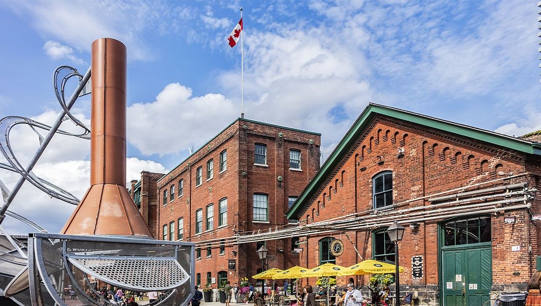 https://res.cloudinary.com/see-sight-tours/image/upload/v1745904660/strapi/Distillery_District_Torronto_598adb80fc.jpg