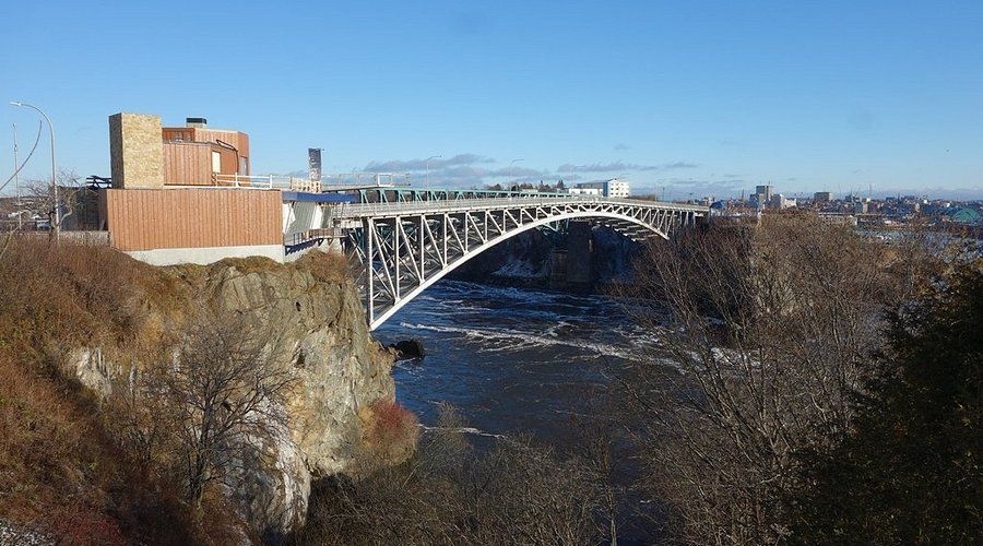 https://res.cloudinary.com/see-sight-tours/image/upload/v1745930592/strapi/reversing_falls_bridge_ce2ea895c1.jpg