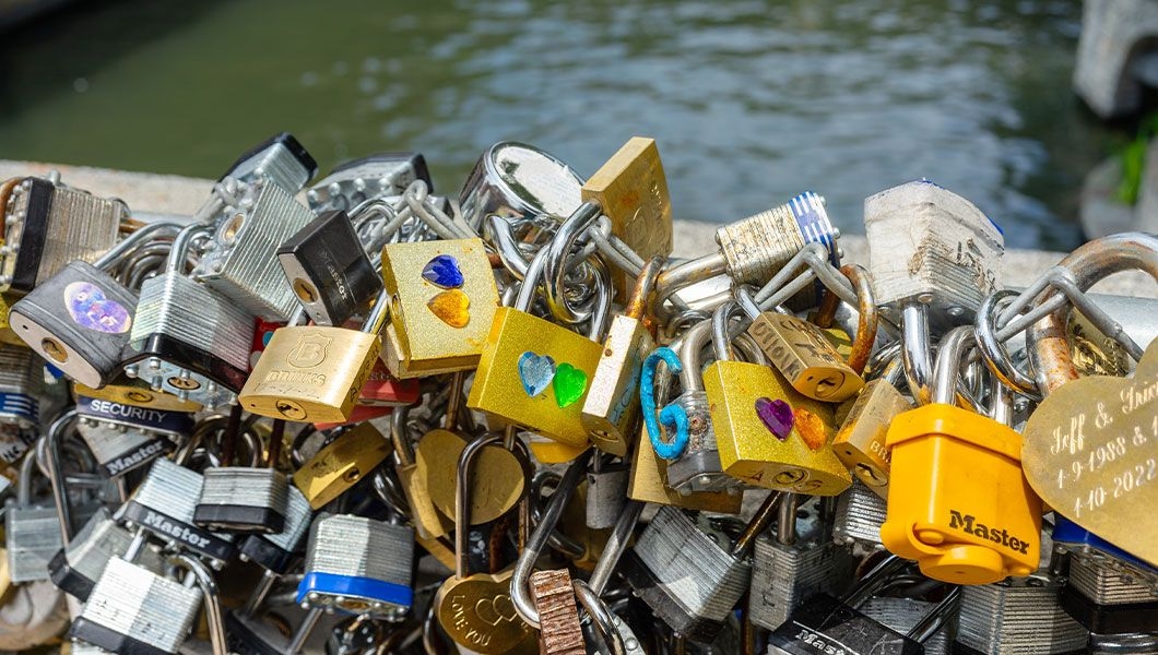 https://res.cloudinary.com/see-sight-tours/image/upload/v1746164347/strapi/Kallison_Love_Lock_Bridge_San_Antonio_a669a2eab5.jpg