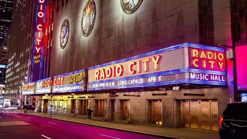 https://res.cloudinary.com/see-sight-tours/image/upload/v1747295586/strapi/Manhattan_Radio_City_Music_Hall_1990bc67e7.jpg