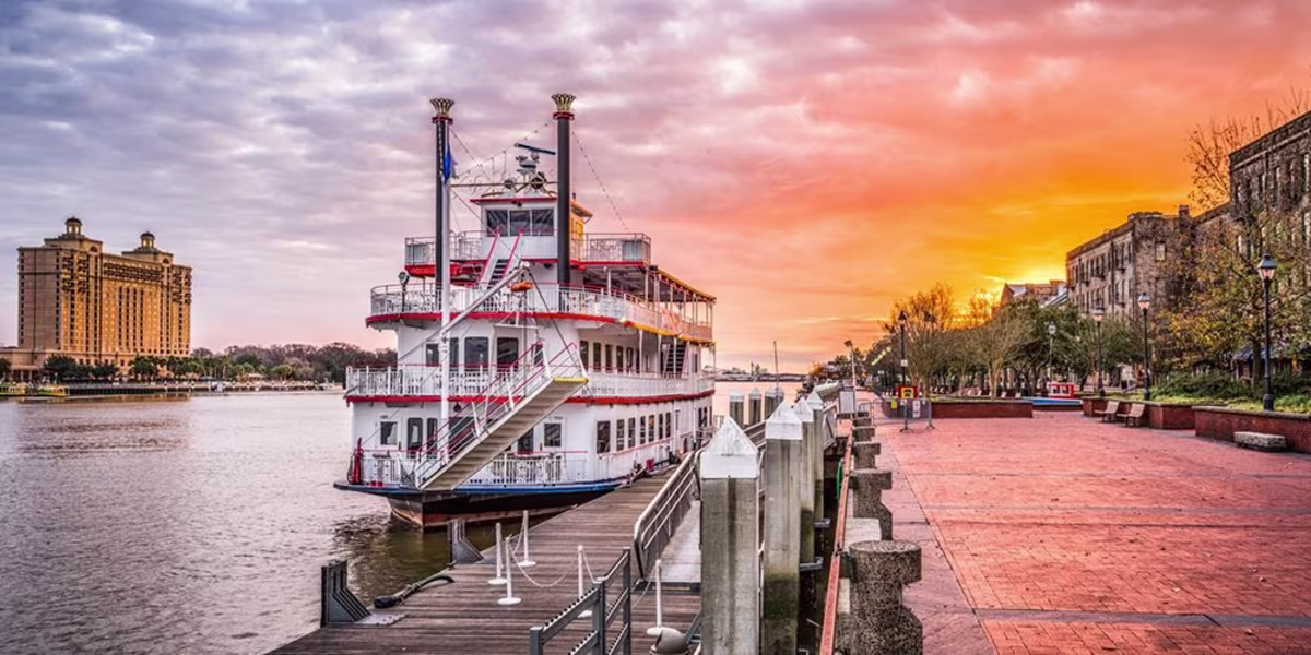 Scenic Savannah Night Tour with Riverboat