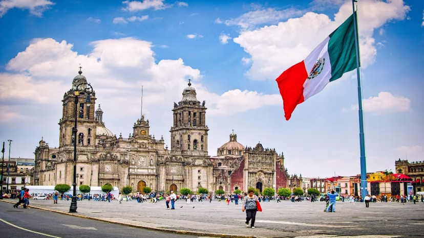 https://res.cloudinary.com/see-sight-tours/image/upload/v1675795048/strapi/1_Hero_Image_Zocalo_Plaza_3a431e6100.jpg