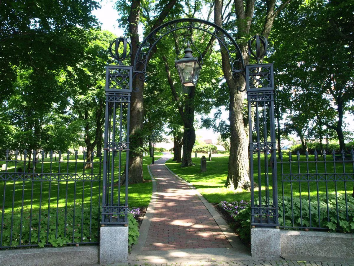 https://res.cloudinary.com/see-sight-tours/image/upload/v1678892866/strapi/Loyalist_Burial_Grounds_July_2009_2_medium_e43e6ce242.jpg