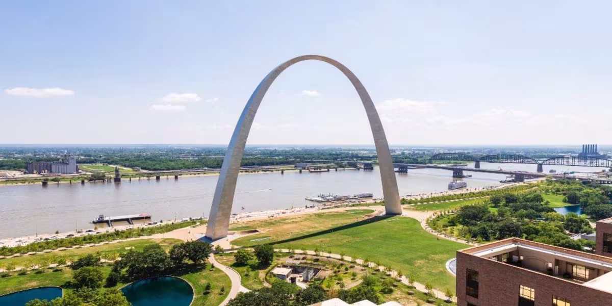 St. Louis Small Group Tour W/ St. Louis Arch.jpg