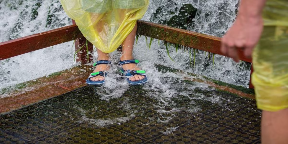 Tourist at Hurrican Deck.jpg