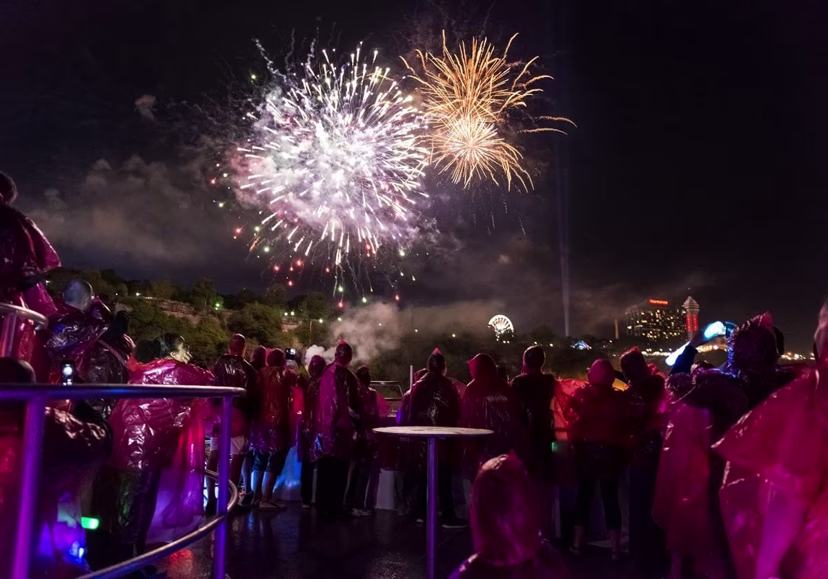 Night on Niagara Walking Tour W/ Fireworks Cruise + Dinner
