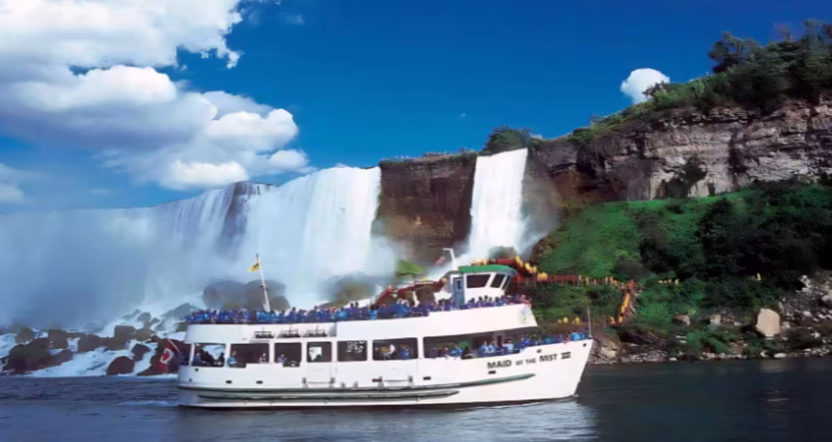 people on maid of the mist.jpg