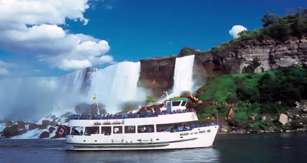 people on maid of the mist.jpg