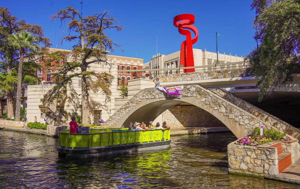 https://res.cloudinary.com/see-sight-tours/image/upload/v1764576073/strapi/Riverwalk_Boat_Cruise_San_Antonio_79f1fe5ec8.jpg