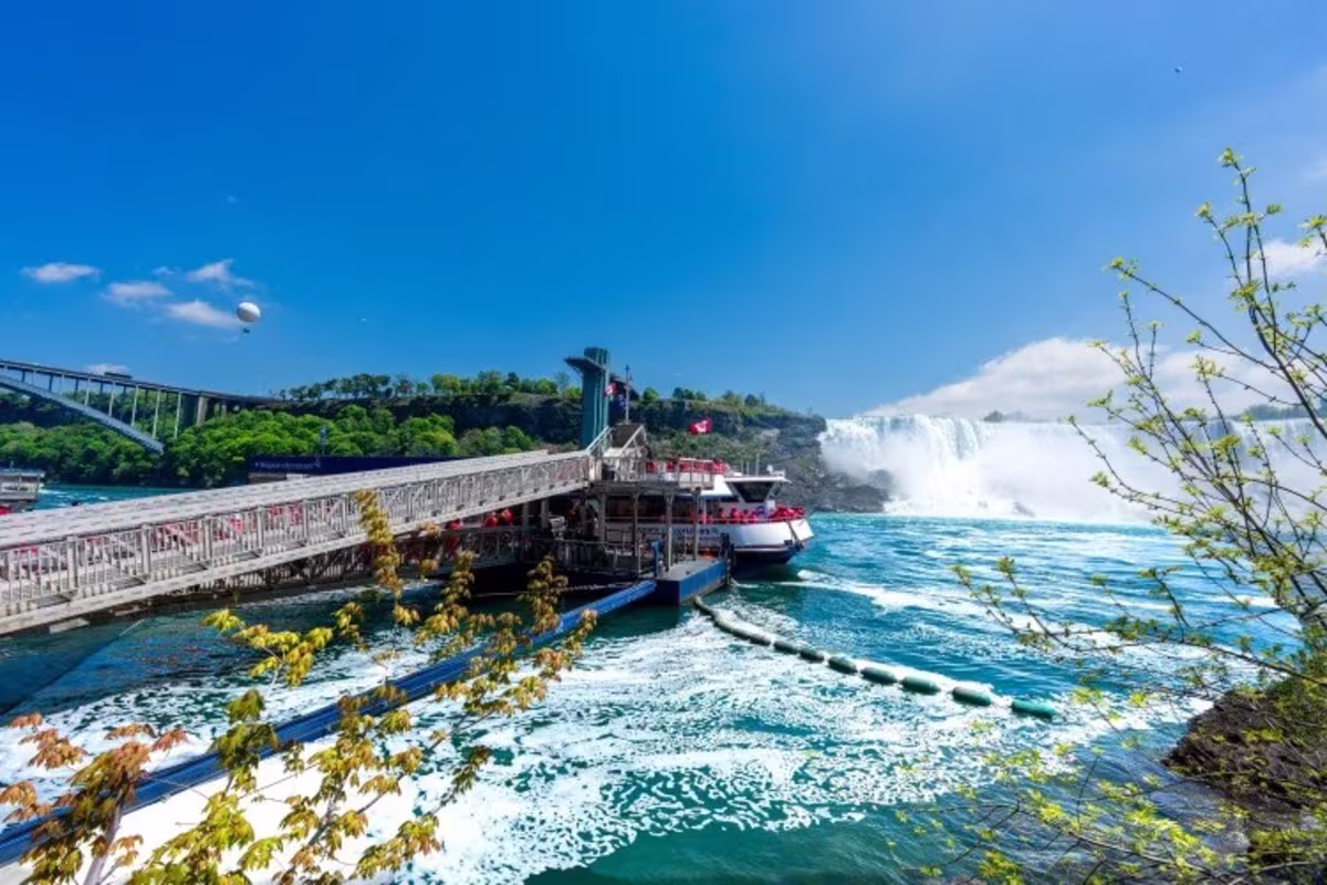 Niagara Falls AR Walking Tour with Boat Cruise image 3