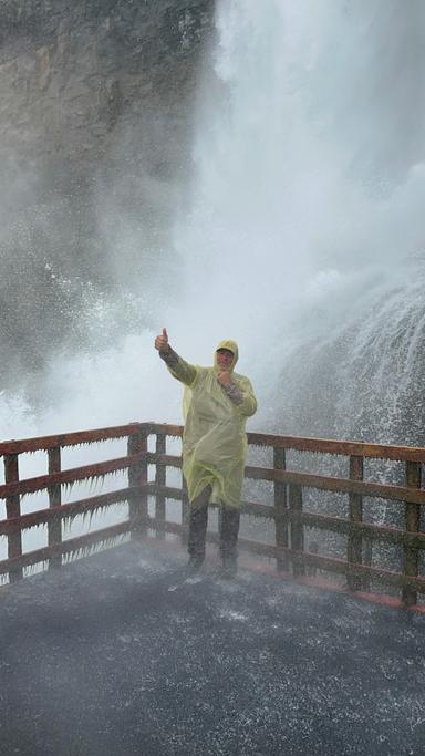 Vixki enjoying Best of Niagara Falls Tour: Boat Ride, Skylon Tower + Clifton Hill Fun Pass 2025-09-07 1